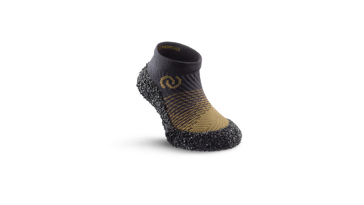 Barfußschuh für Kinder in Sockenform mit breiter Zehenbox und strukturierter, flexibler Sohle, schräge Vorderansicht
