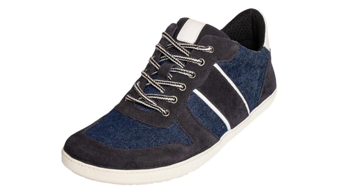 Barfußschuh, geschlossene Zehen und geschlossener Fersenbereich, Schnürung mit Ösen, flexible Sohle, Einzelschuh, schräge Vorderansicht