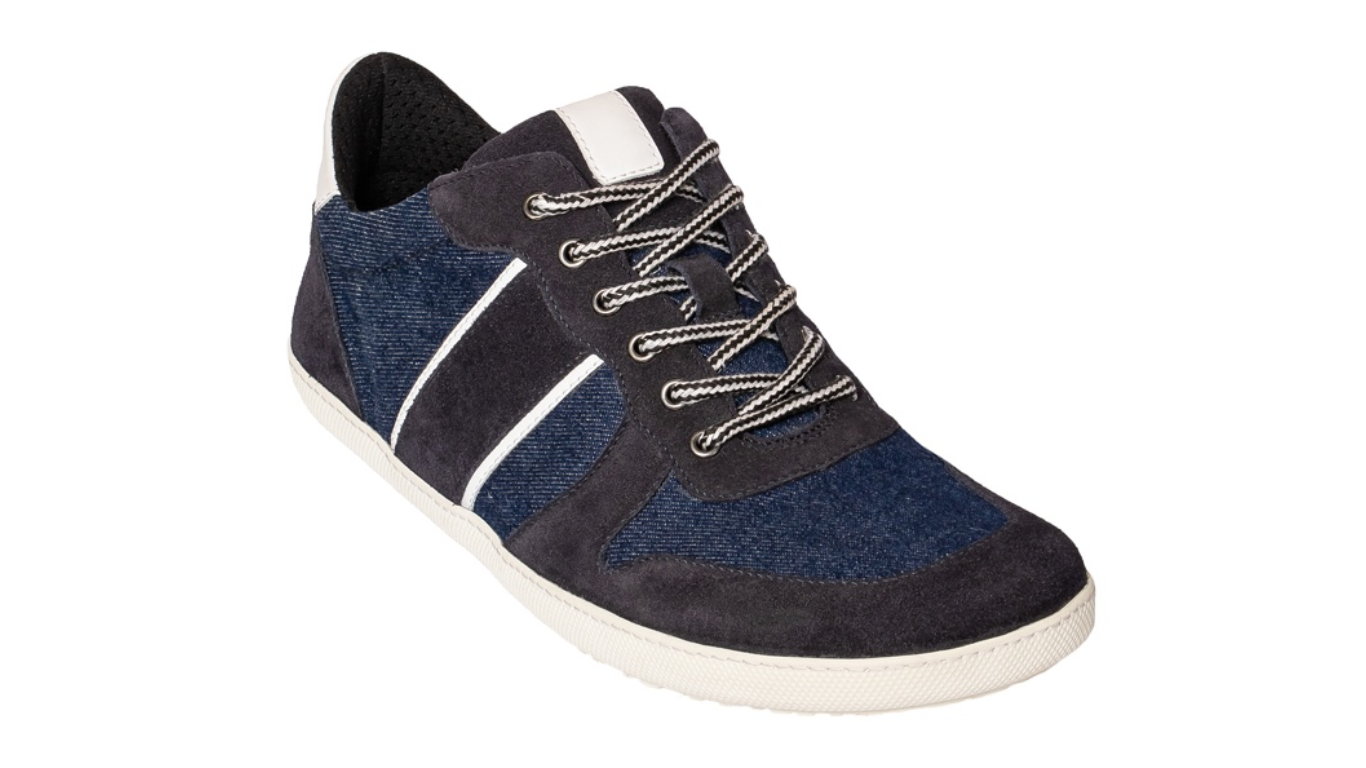Barfußschuh, geschlossene Zehen und geschlossener Fersenbereich, Schnürung mit Ösen, flexible Sohle, Einzelschuh, schräge Vorderansicht