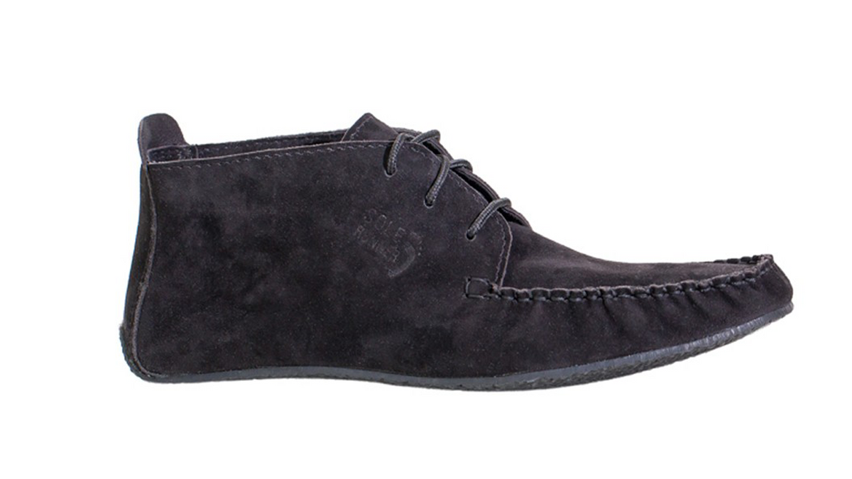 Barfußschuh, geschlossene Zehen und geschlossener Fersenbereich, Schnürsenkel, flexible Sohle, einzelner Schuh, Seitenansicht außen