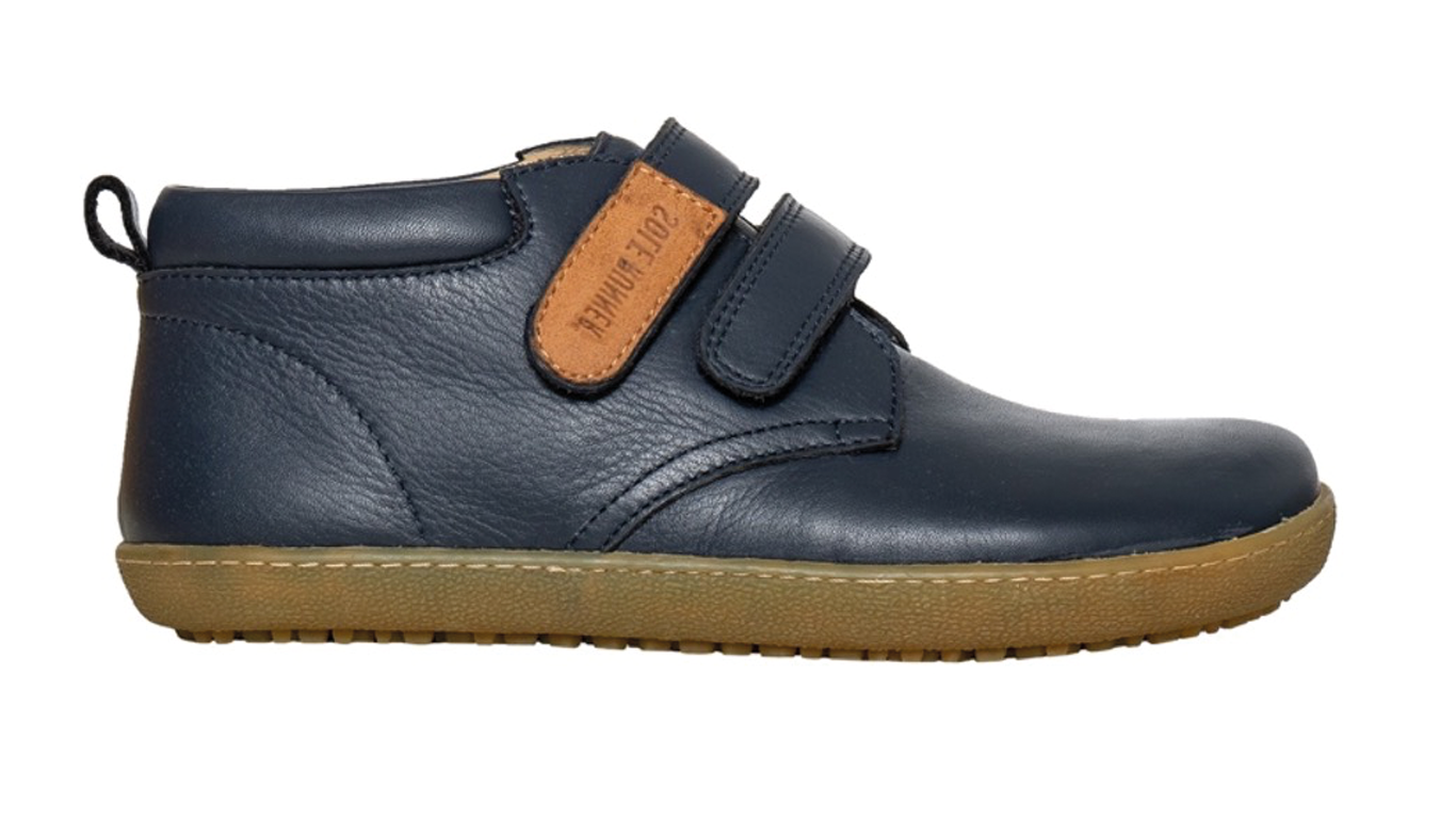 Kinder Barfußschuh, geschlossene Zehen und geschlossener Fersenbereich, zwei Klettverschlüsse, flexible Sohle, einzelner Schuh, Seitenansicht außen