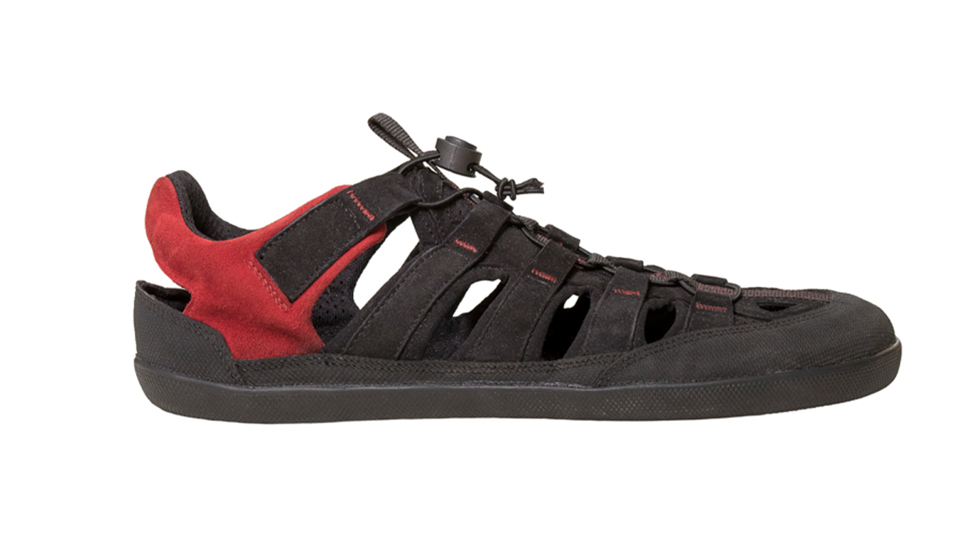 Barfußsandale, offene Zehen und geschlossener Fersenbereich, Riemen mit Schnellverschluss, flexible Sohle, einzelner Schuh, Seitenansicht 