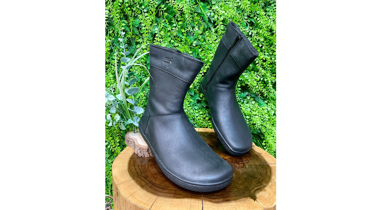 Barfußwinterstiefel, geschlossene Zehen und geschlossener Fersenbereich, ohne Verschluss, flexible Sohle, Paar, schräge Vorderansicht