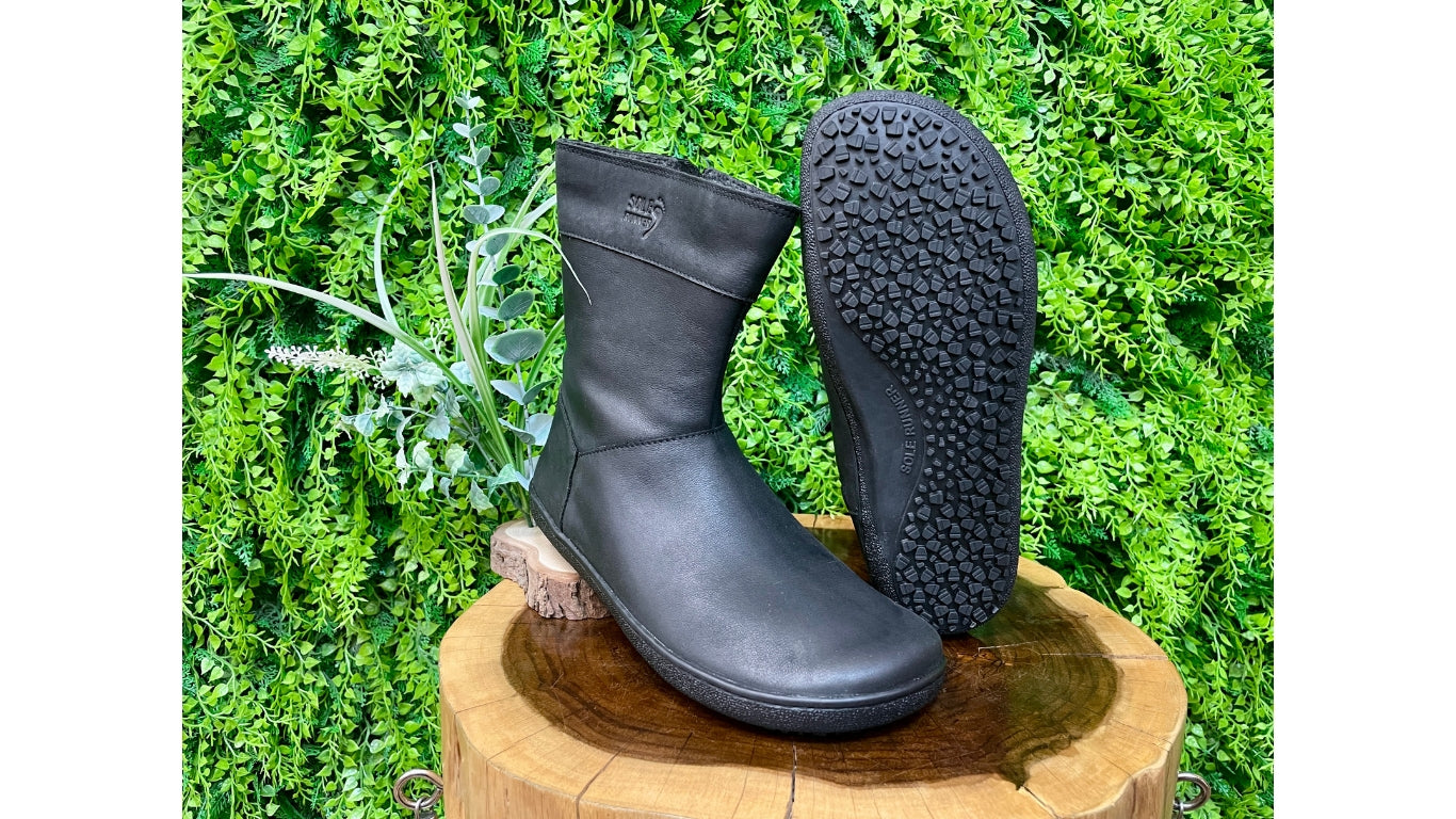 Barfußwinterstiefel, geschlossene Zehen und geschlossener Fersenbereich, ohne Verschluss, flexible Sohle, Paar, schräge Vorderansicht