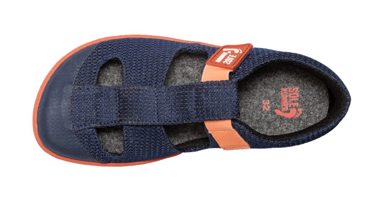 Kinder Barfußsandale, offene Zehen und geschlossener Fersenbereich, Klettverschluss und Riemen, flexible Sohle, einzelner Schuh, Draufsicht