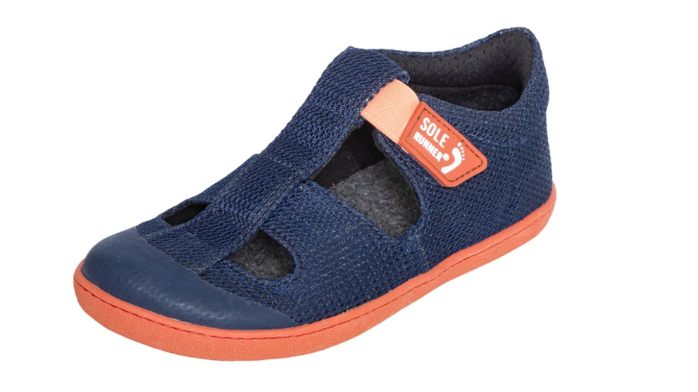 Kinder Barfußsandale, offene Zehen und geschlossener Fersenbereich, Klettverschluss und Riemen, flexible Sohle, einzelner Schuh, schräge Vorderansicht