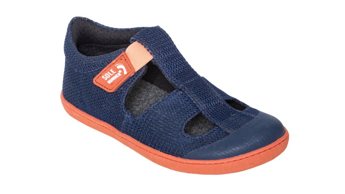 Kinder Barfußsandale, offene Zehen und geschlossener Fersenbereich, Klettverschluss und Riemen, flexible Sohle, einzelner Schuh, schräge Vorderansicht