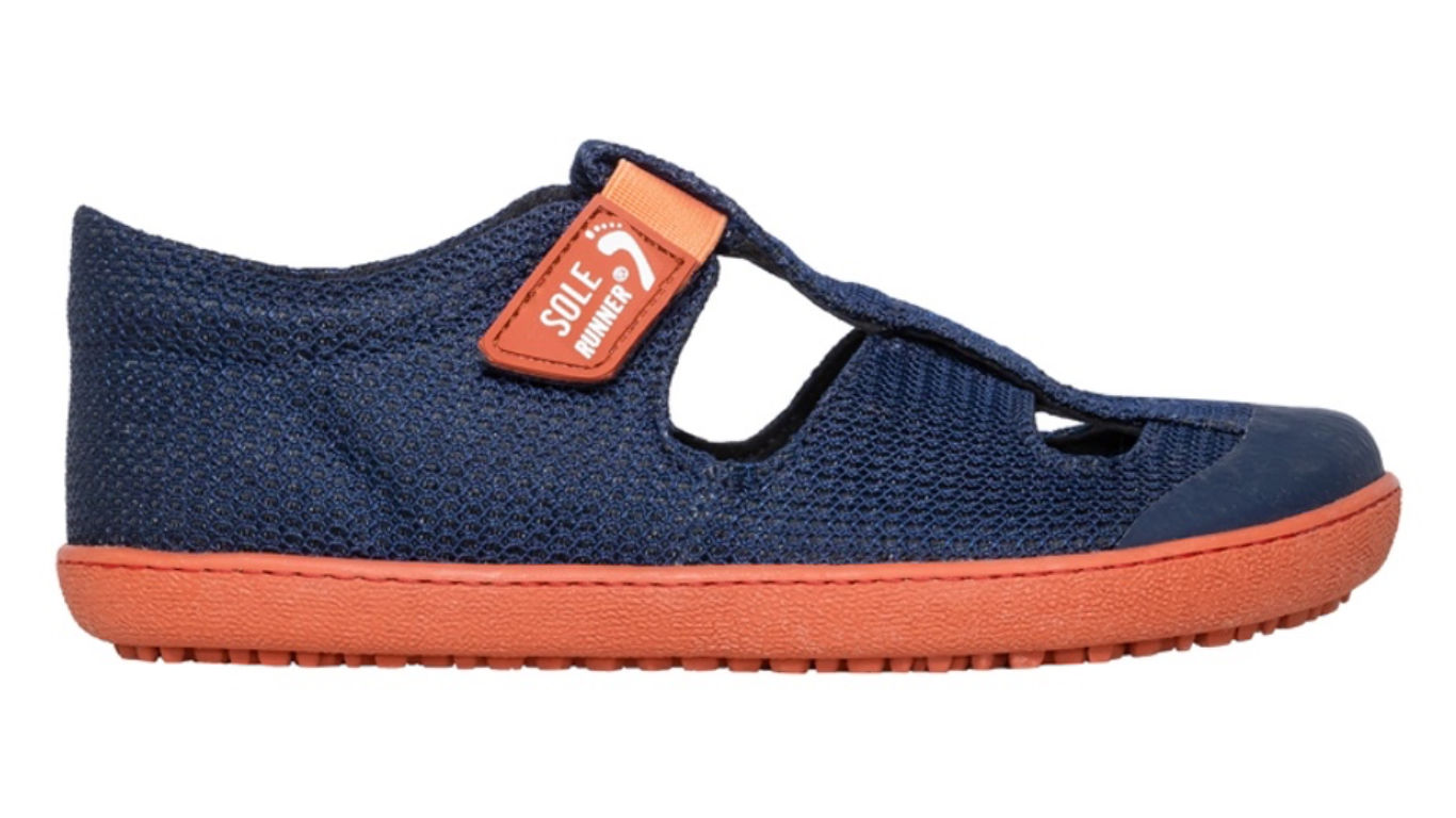 Kinder Barfußsandale, offene Zehen und geschlossener Fersenbereich, Klettverschluss und Riemen, flexible Sohle, einzelner Schuh, Seitenansicht außen