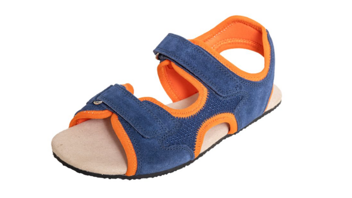 Kinder Barfußsandale, offene Zehen und offener Fersenbereich, zwei Klettverschlüsse und Riemen, flexible Sohle, einzelner Schuh, schräge Vorderansicht