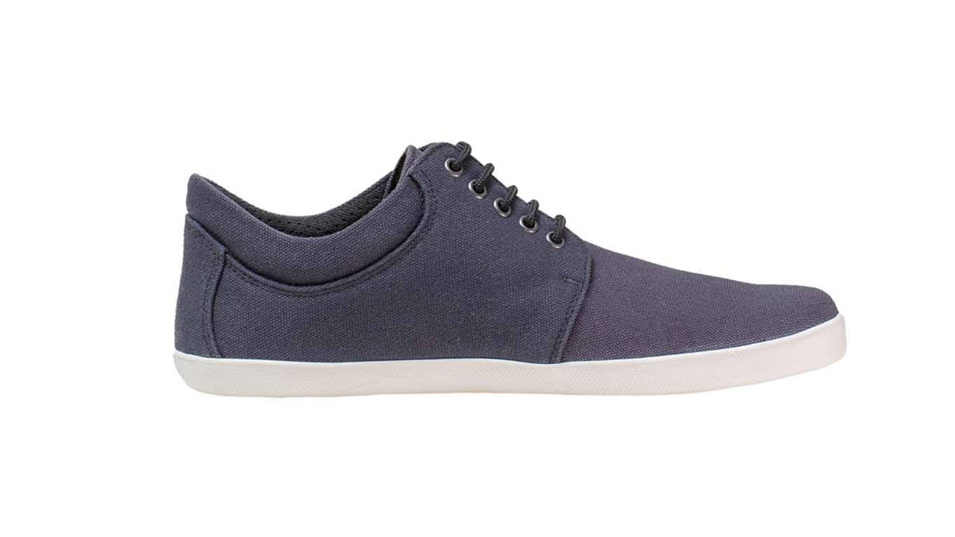 Barfußschuh, geschlossene Zehen und geschlossener Fersenbereich, Schnürsenkel, flexible Sohle, einzelner Schuh, Seitenansicht außen
