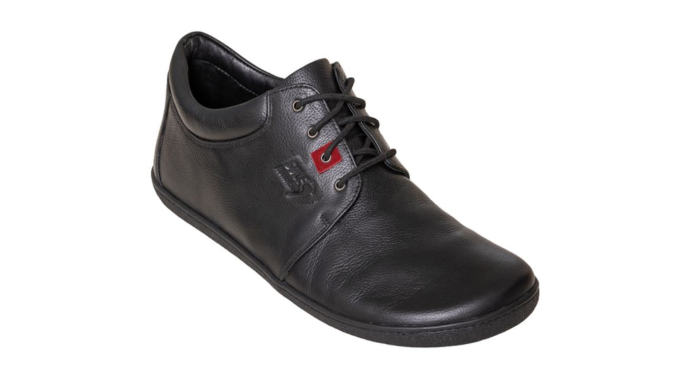 Barfußschuh, geschlossene Zehen und geschlossener Fersenbereich, Schnürsenkel, flexible Sohle, einzelner Schuh, schräge Vorderansicht