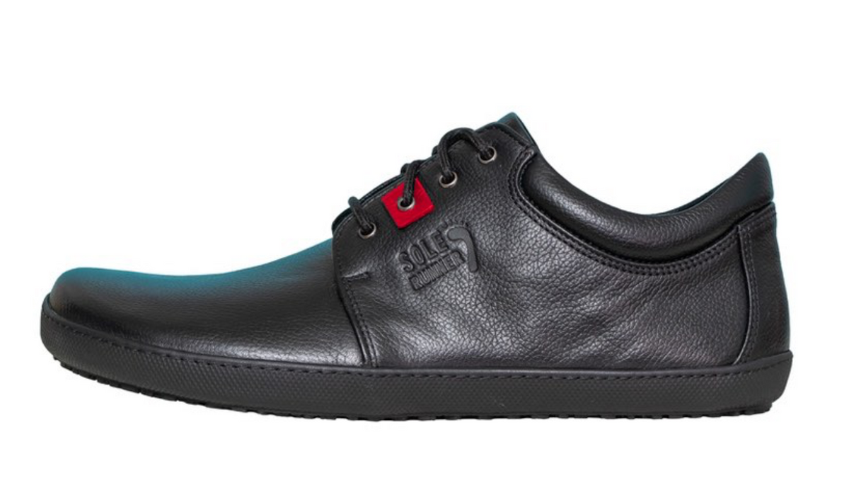 Barfußschuh, geschlossene Zehen und geschlossener Fersenbereich, Schnürsenkel, flexible Sohle, einzelner Schuh, Seitenansicht