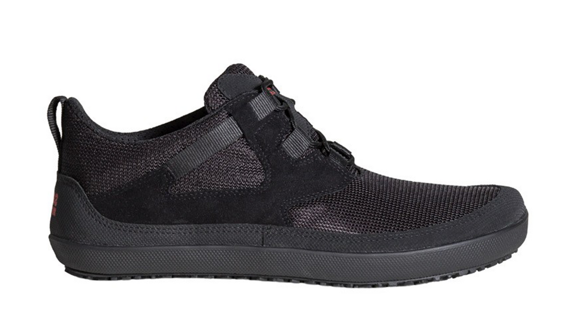Barfußschuh, geschlossene Zehen und geschlossener Fersenbereich, Schnürsenkel, flexible Sohle, einzelner Schuh, Seitenansicht außen