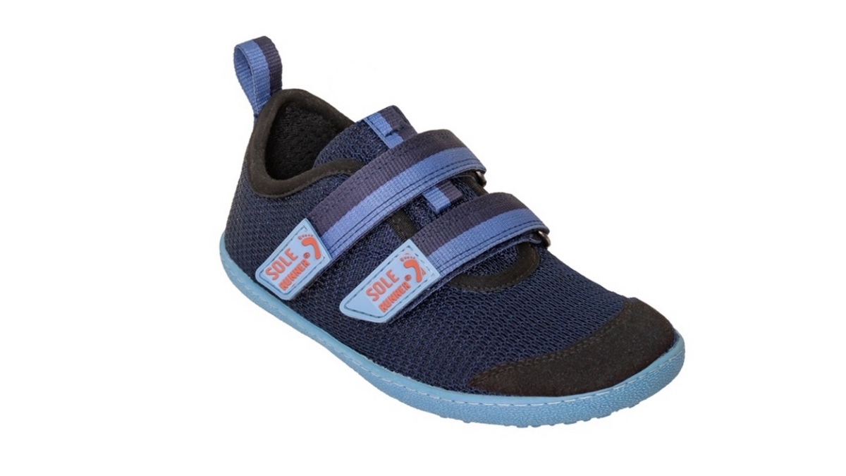 Kinder Barfußschuh, geschlossene Zehen und geschlossener Fersenbereich, zwei Klettverschlüsse, flexible Sohle, einzelner Schuh, schräge Vorderansicht