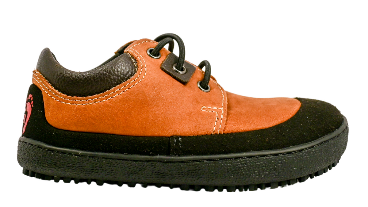 Kinder Barfußschuh, geschlossene Zehen und geschlossener Fersenbereich, Schnellverschlussl, flexible Sohle mit Profil, einzelner Schuh, Seitenansicht außen