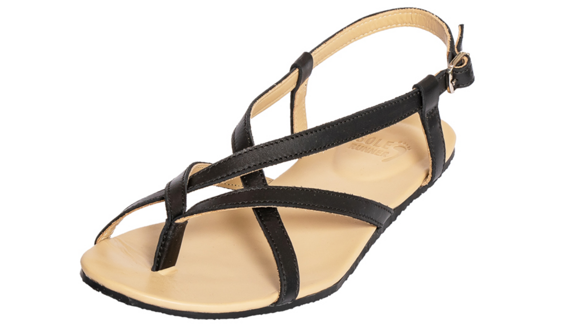 Barfußsandale Zehentrenner, offene Zehen und offener Fersenbereich, schmale Riemen mit Schnalle, flexible Sohle, einzelner Schuh, schräge Vorderansicht