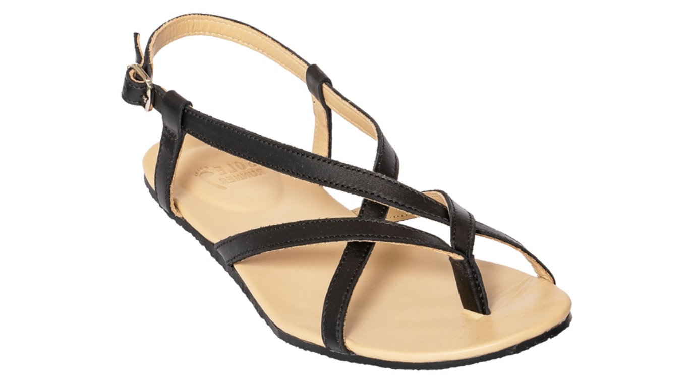 Barfußsandale Zehentrenner, offene Zehen und offener Fersenbereich, schmale Riemen mit Schnalle, flexible Sohle, einzelner Schuh, schräge Vorderansicht