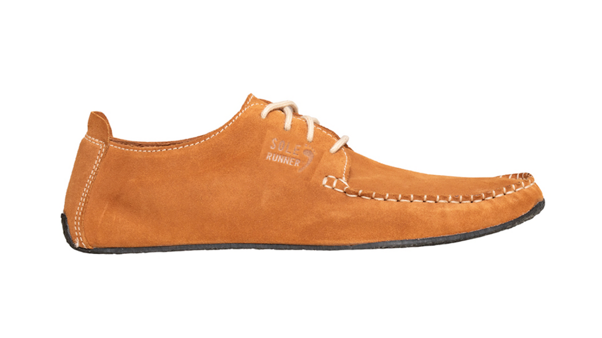 Barfußschuh, geschlossene Zehen und geschlossener Fersenbereich, Schnürsenkel, flexible Sohle, einzelner Schuh, Seitenansicht außen