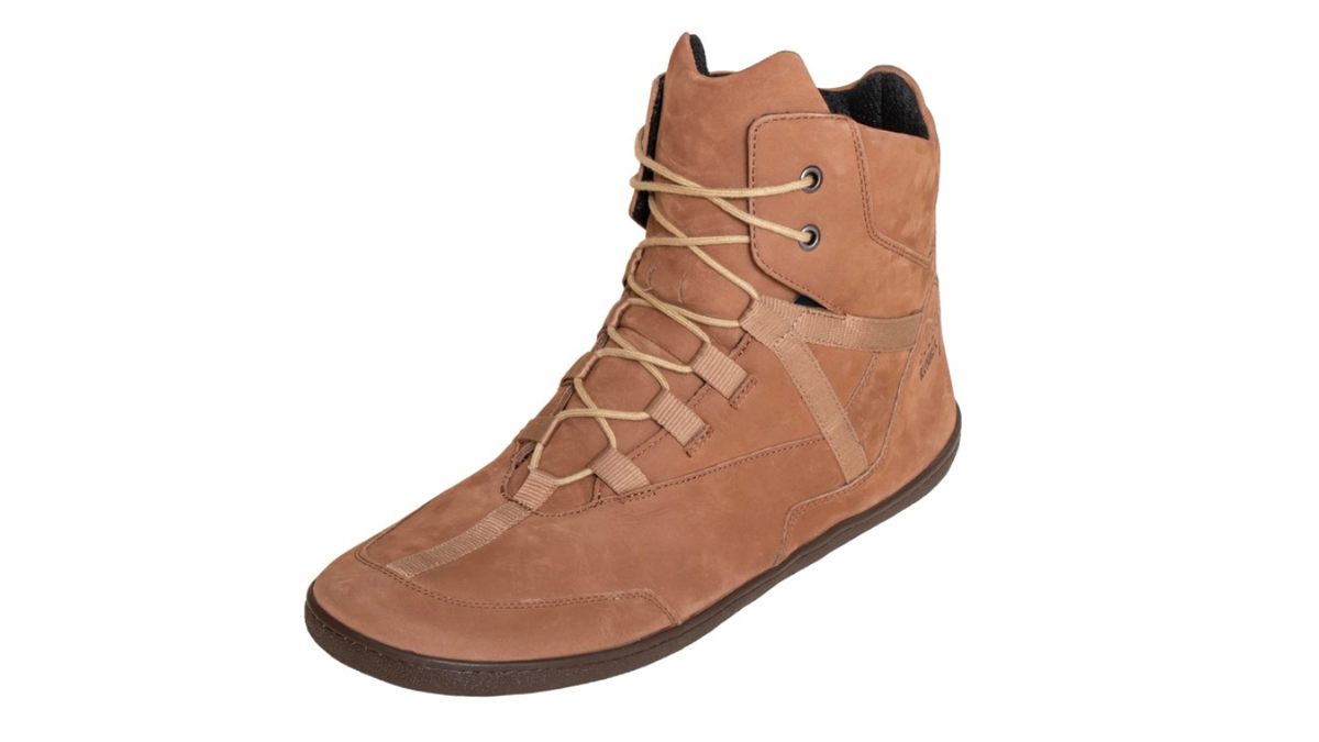 Barfußwinterstiefel, geschlossene Zehen und geschlossener Fersenbereich, Schnürsenkel mit Ösen, flexible Sohle, einzelner Schuh, schräge Vorderansicht