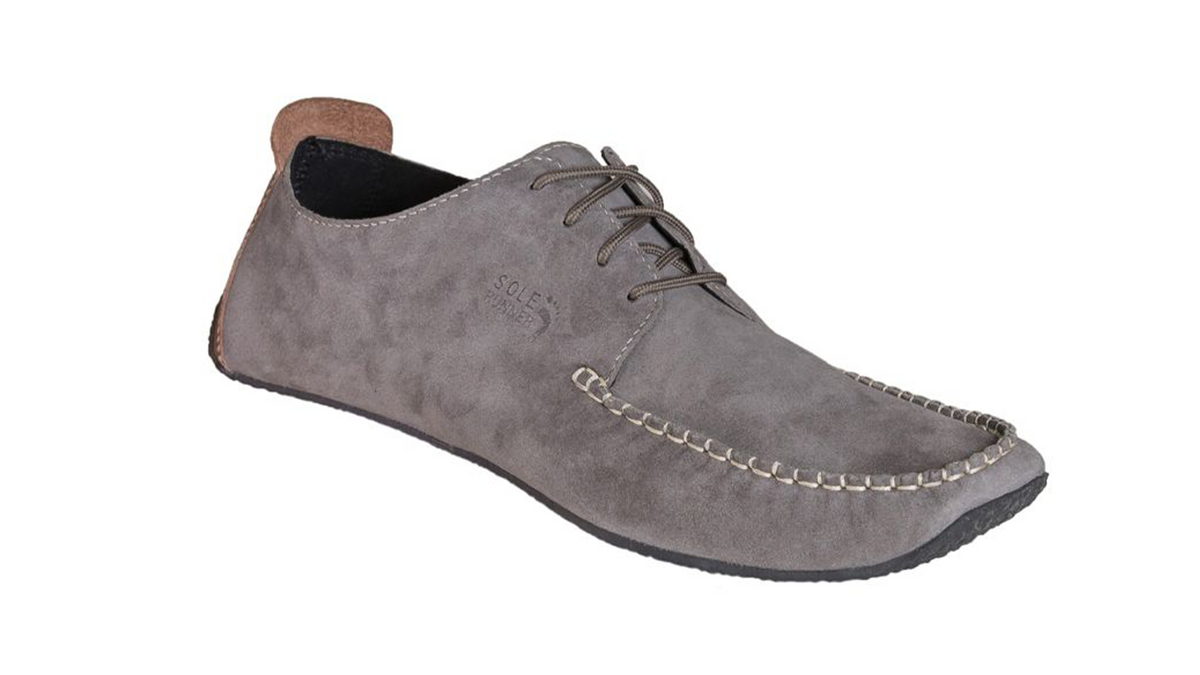 Barfußschuh, geschlossene Zehen und geschlossener Fersenbereich, Schnürsenkel, flexible Sohle, einzelner Schuh, Seitenansicht außen