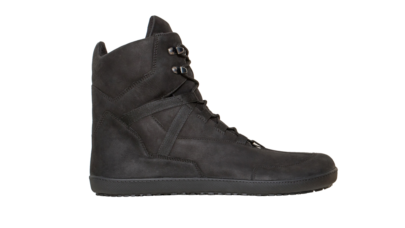 Barfußwinterstiefel, geschlossene Zehen und geschlossener Fersenbereich, Schnürsenkel mit Ösen, flexible Sohle, einzelner Schuh, Seitenansicht außen
