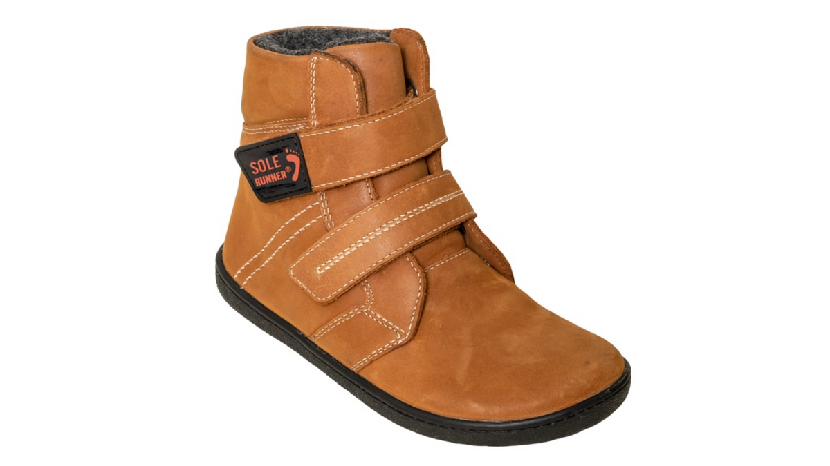 Barfußwinterstiefel für Kinder mit breiter Zehenbox, zwei Klettverschlüssen und geschlossenem Schaft, schräge Vorderansicht