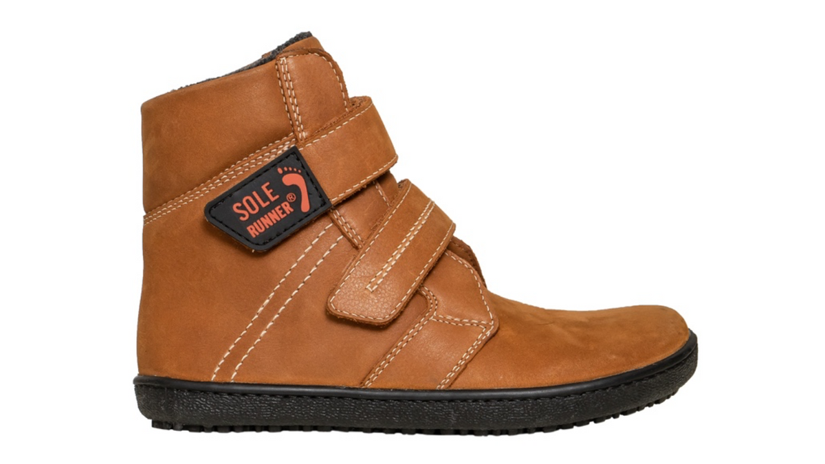 Barfußwinterstiefel für Kinder mit breiter Zehenbox, Klettverschluss und geschlossenem Fersenbereich, Seitenansicht außen