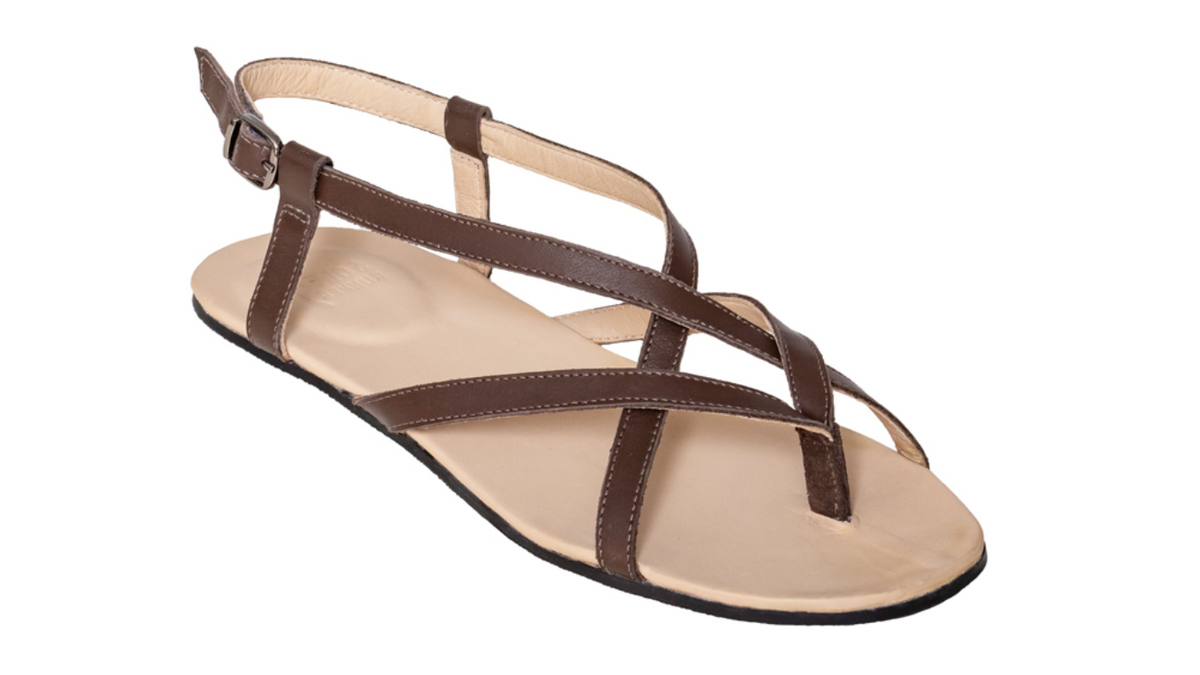 Barfußsandale Zehentrenner, offene Zehen und offener Fersenbereich, schmale Riemen mit Schnalle, flexible Sohle, einzelner Schuh, schräge Vorderansicht
