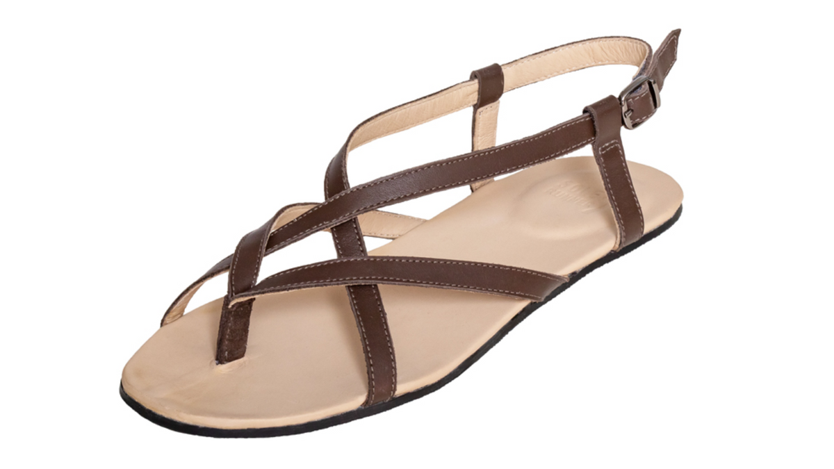 Barfußsandale Zehentrenner, offene Zehen und offener Fersenbereich, schmale Riemen mit Schnalle, flexible Sohle, einzelner Schuh, schräge Vorderansicht