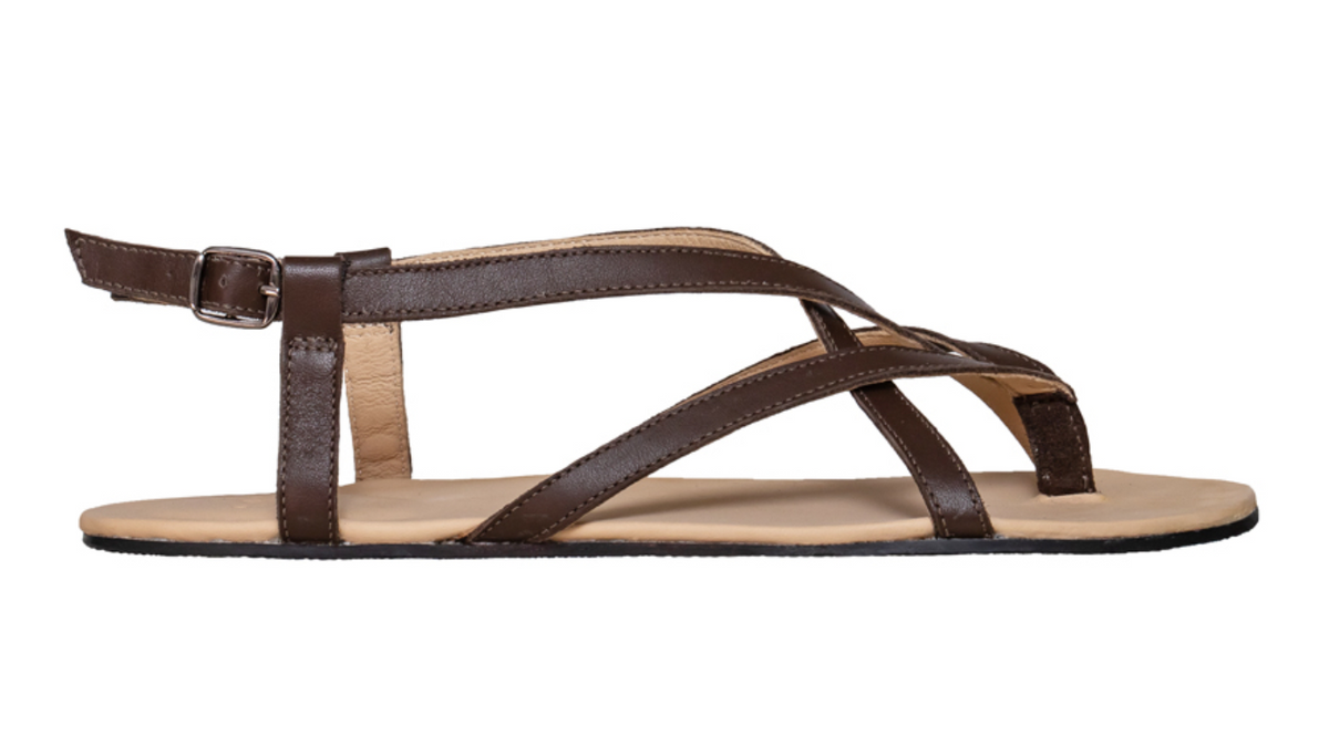 Barfußsandale Zehentrenner, offene Zehen und offener Fersenbereich, schmale Riemen mit Schnalle, flexible Sohle, einzelner Schuh, Seitenansicht außen