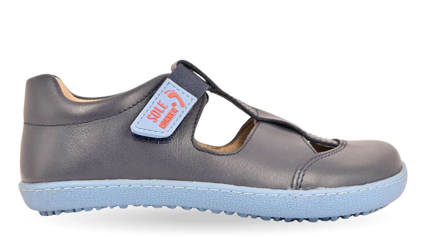 Kinder Barfußsandale, geschlossene Zehen und geschlossener Fersenbereich, zwei Klettverschlüsse und Riemen, flexible Sohle, einzelner Schuh, Seitenansicht