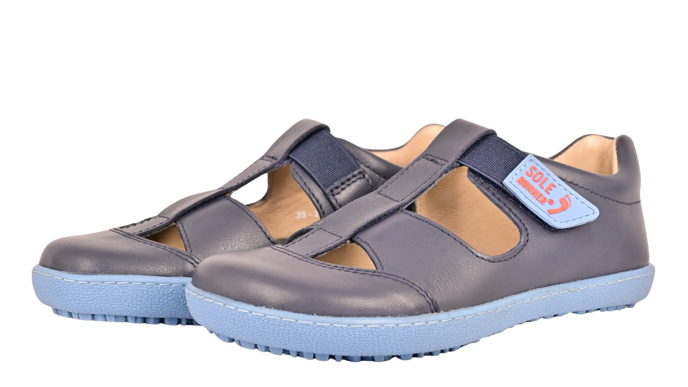 Kinder Barfußsandale, geschlossene Zehen und geschlossener Fersenbereich, zwei Klettverschlüsse und Riemen, flexible Sohle, Paar, schräge Vorderansicht