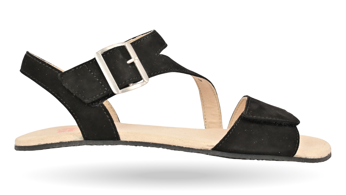 Barfußsandale, offene Zehen und offener Fersenbereich, mehrere Riemen mit Schnallen, flexible Sohle, einzelner Schuh, Seitenansicht außen