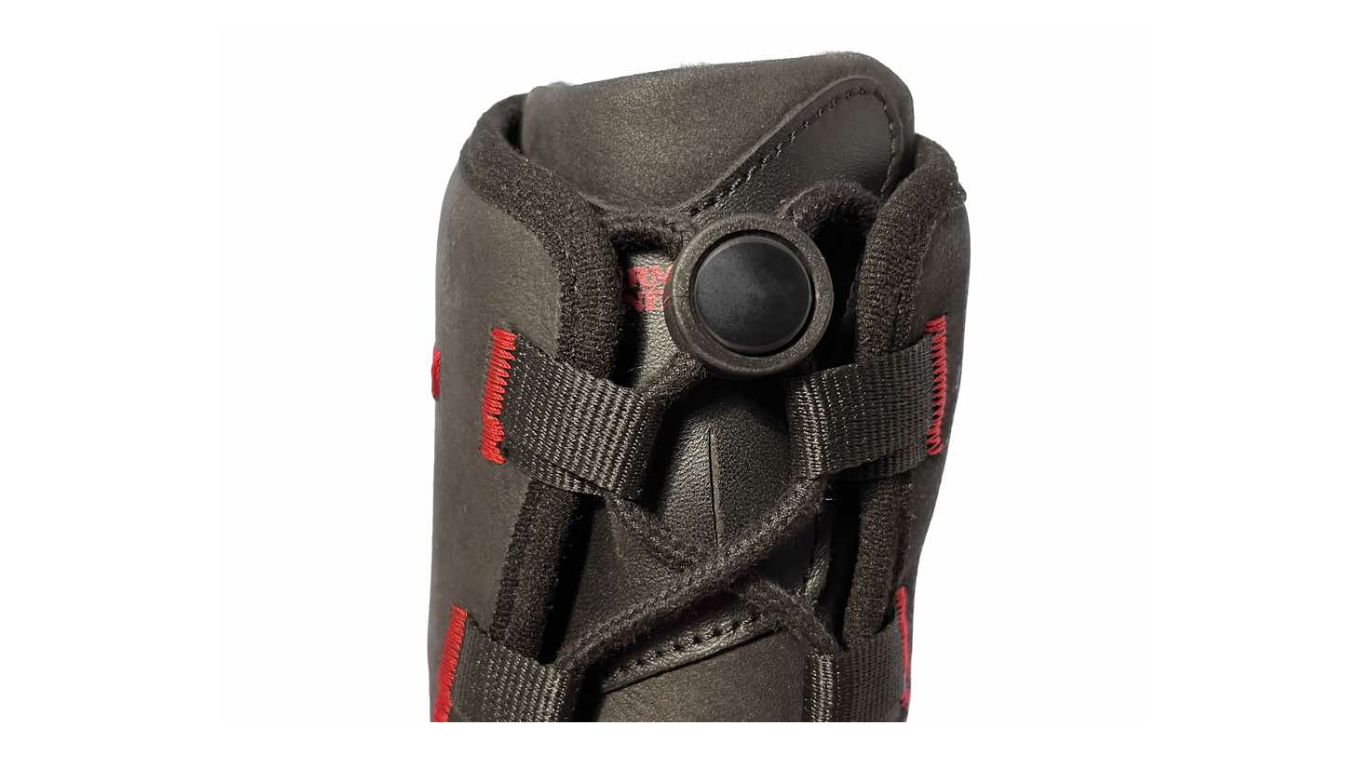 Kinder Barfußwinterstiefel, geschlossene Zehen und geschlossener Fersenbereich, Detail Schnürsystem, einzelner Schuh, Detailansicht