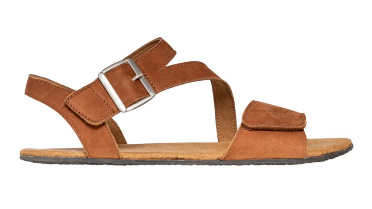 Barfußsandale, offene Zehen und offener Fersenbereich, mehrere Riemen mit Schnallen, flexible Sohle, einzelner Schuh, Seitenansicht außen