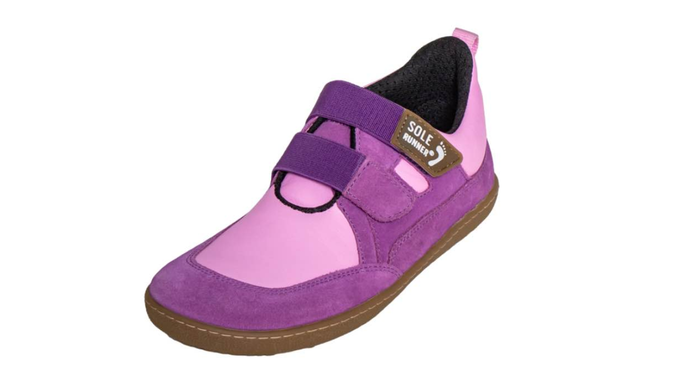 Kinder Barfußschuh, geschlossene Zehen und geschlossener Fersenbereich, Klettverschluss, einzelner Schuh, schräge Vorderansicht