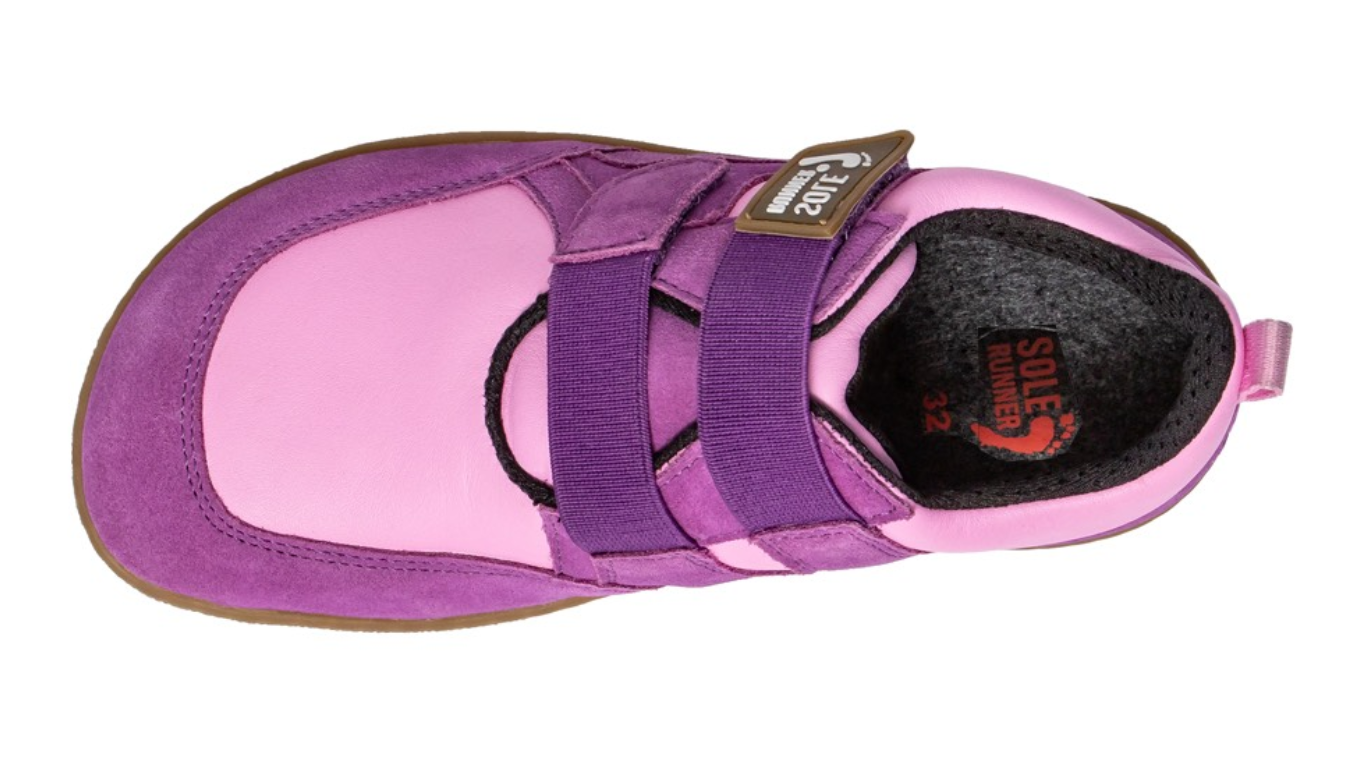 Kinder Barfußschuh, geschlossene Zehen und geschlossener Fersenbereich, Klettverschluss, flexible Sohle mit Profil, einzelner Schuh, Seitenansicht außen