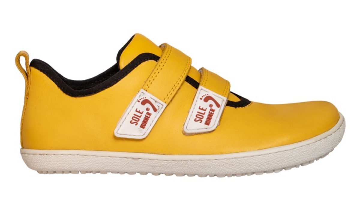 Kinder Barfußschuh, geschlossene Zehen und geschlossener Fersenbereich, zwei Klettverschlüsse, flexible Sohle, einzelner Schuh, Seitenansicht außen