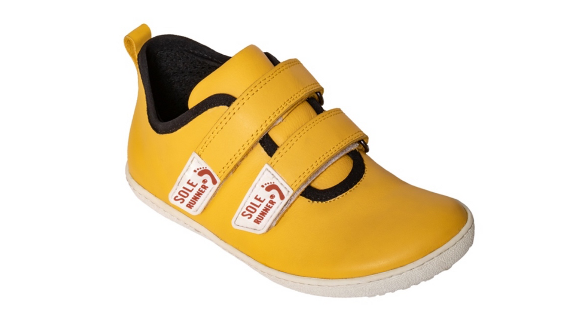 Kinder Barfußschuh, geschlossene Zehen und geschlossener Fersenbereich, zwei Klettverschlüsse, flexible Sohle, schräge Vorderansicht