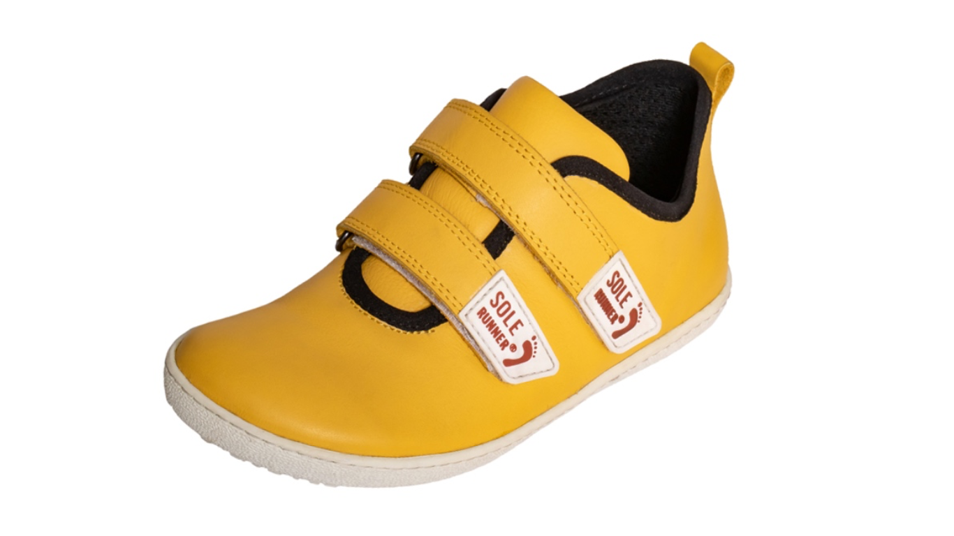 Kinder Barfußschuh, geschlossene Zehen und geschlossener Fersenbereich, zwei Klettverschlüsse, flexible Sohle, einzelner Schuh, schräge Vorderansicht