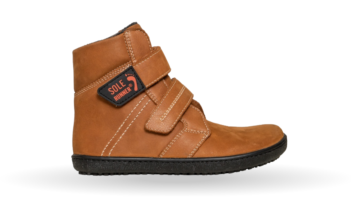 Gefütterter Barfußwinterschuh für Kinder mit zwei Klettverschlüssen, breiter Zehenbox und geschlossener Ferse, Seitenansicht außen