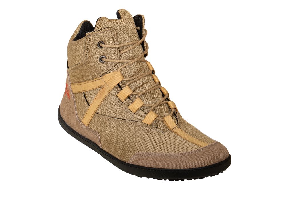 Barfußwinterstiefel, geschlossene Zehen und geschlossener Fersenbereich, Schnürsenkel mit Ösen, flexible Sohle, einzelner Schuh, schräge Vorderansicht