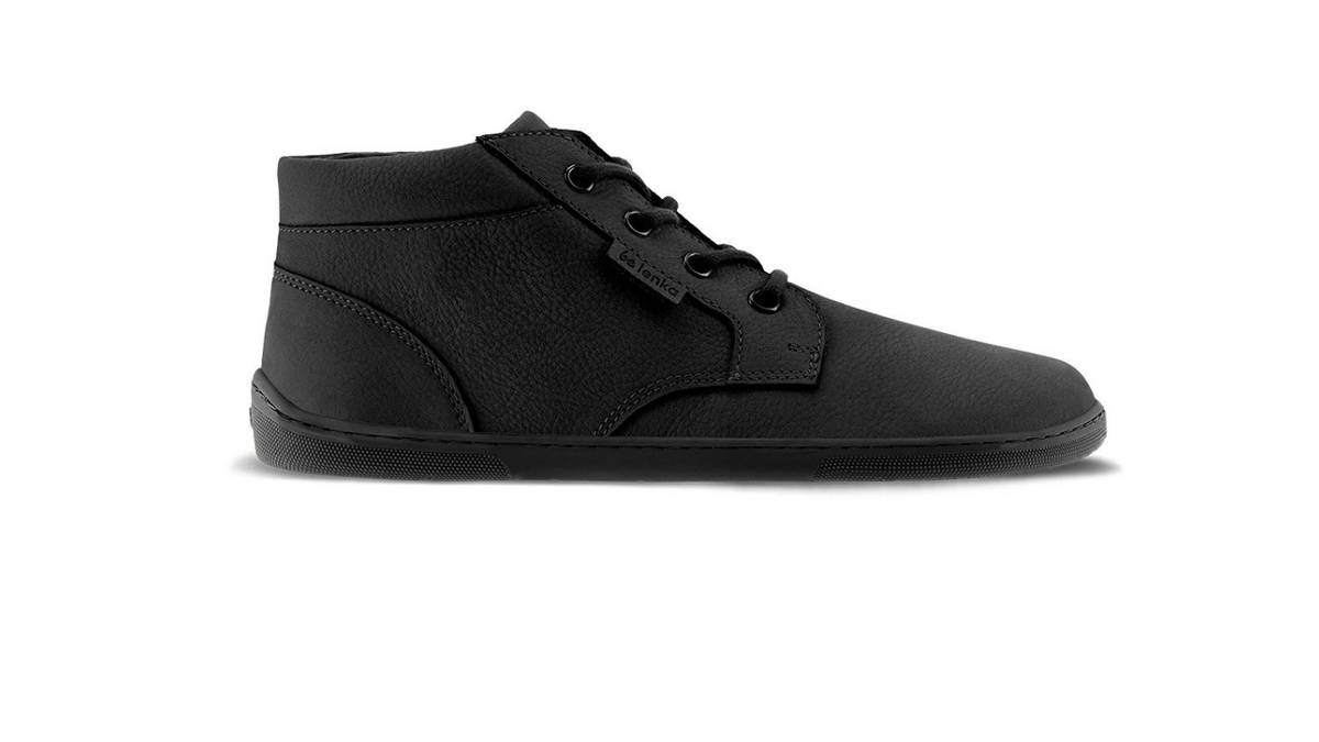 Knöchelhoher Barfußschuh für Erwachsene mit breiter Zehenbox, Schnürung, geschlossener Zehenbox und geschlossener Ferse, Seitenansicht außen.