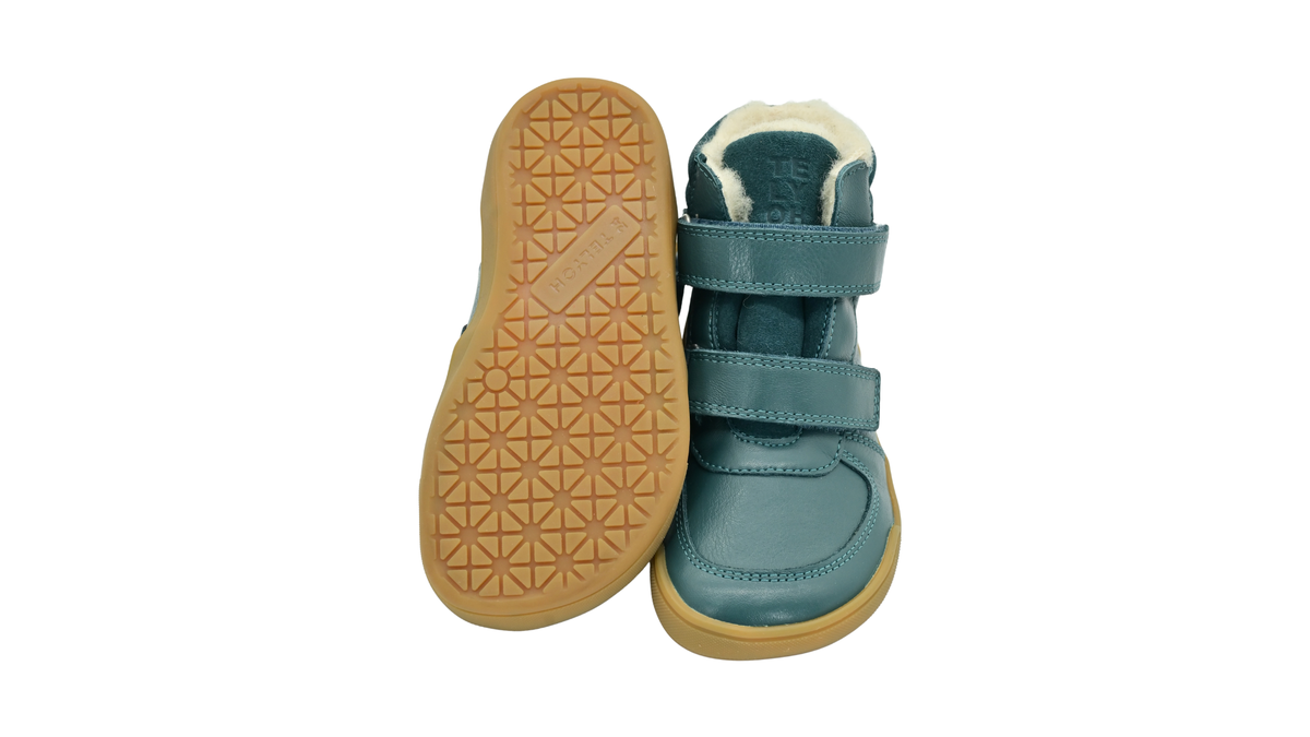 Barfußschuh für Kinder, geschlossene Zehenpartie, geschlossener Fersenbereich, zwei Klettverschlüsse, gepolsterter Schaftrand, flache Sohle, Ansicht von unten und Vorderansicht