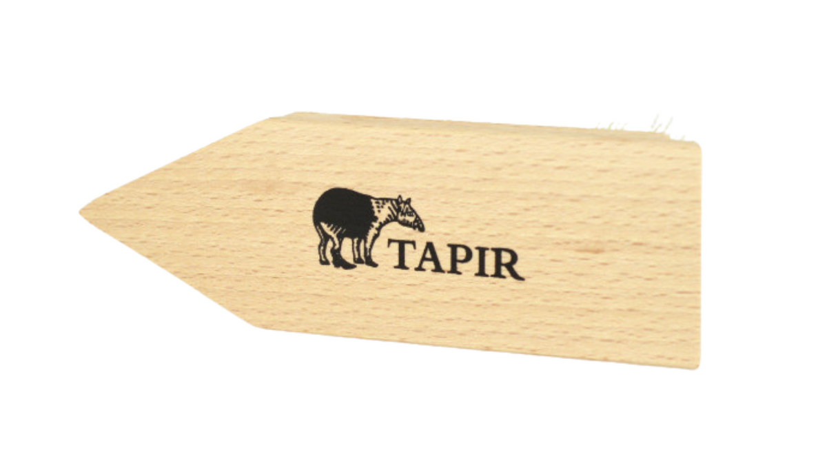 Schuhbürste mit Holzgriff in Keilform, Logoaufdruck sichtbar, Seitenansicht außen