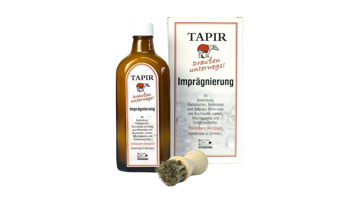 Lederimprägnierung in Glasflasche mit Schraubverschluss, Verpackungskarton und Bürste, schräge Vorderansicht
