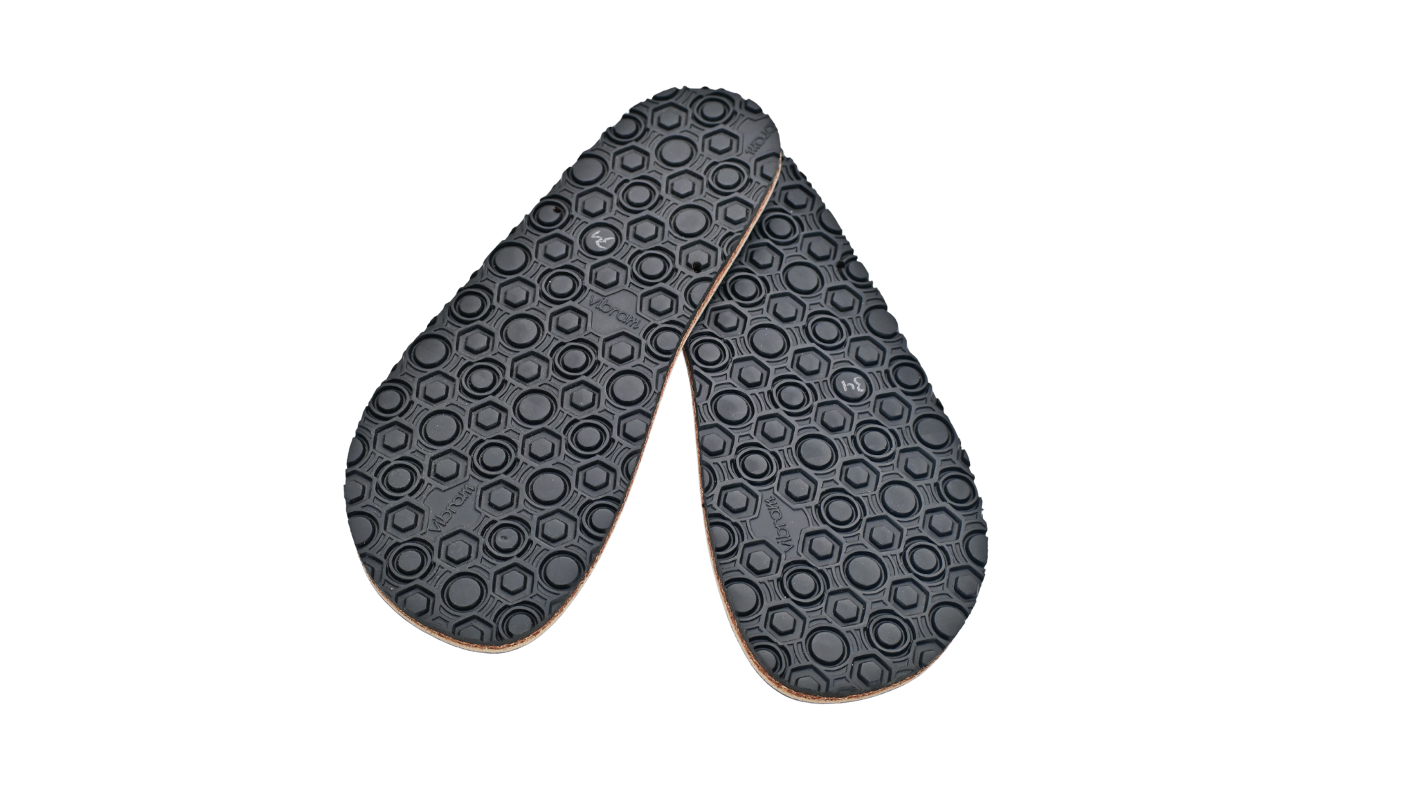 Paar Barfußsandalen-Einlegesohlen in Ansicht von unten, mit breitem Vorfuß und profilierter Unterseite.