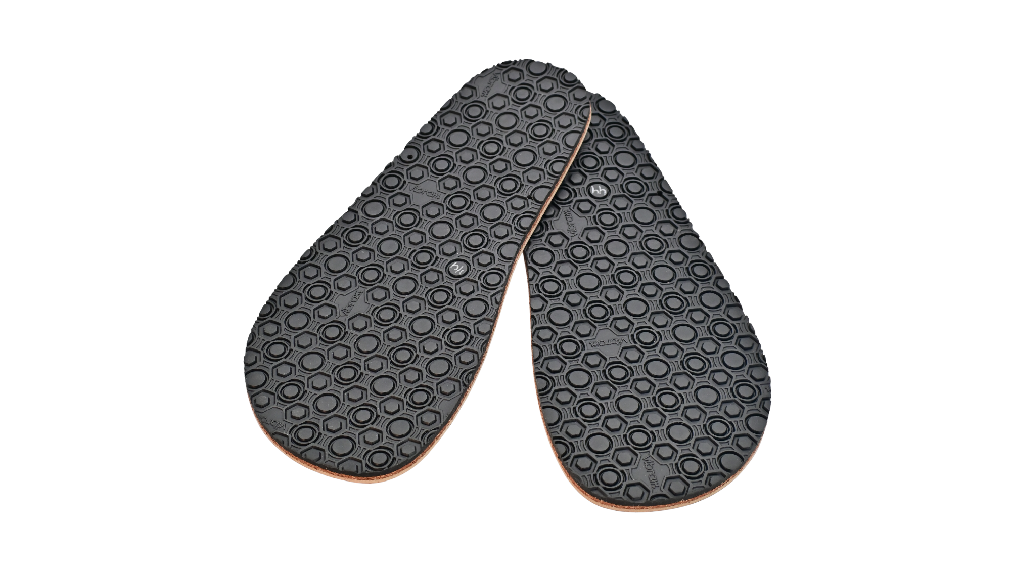 Paar Barfußsandalen-Einlegesohlen in Ansicht von unten, mit breitem Vorfuß und profilierter Unterseite.