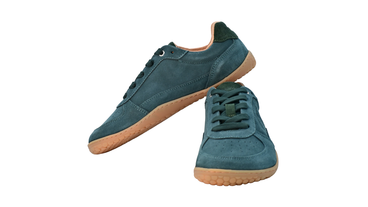 Barfußschuh für Erwachsene, geschlossene Zehenpartie, geschlossener Fersenbereich, Schnürung, Perforation im Zehenbereich, flache Sohle, Seiten- und Vorderansicht, Paar