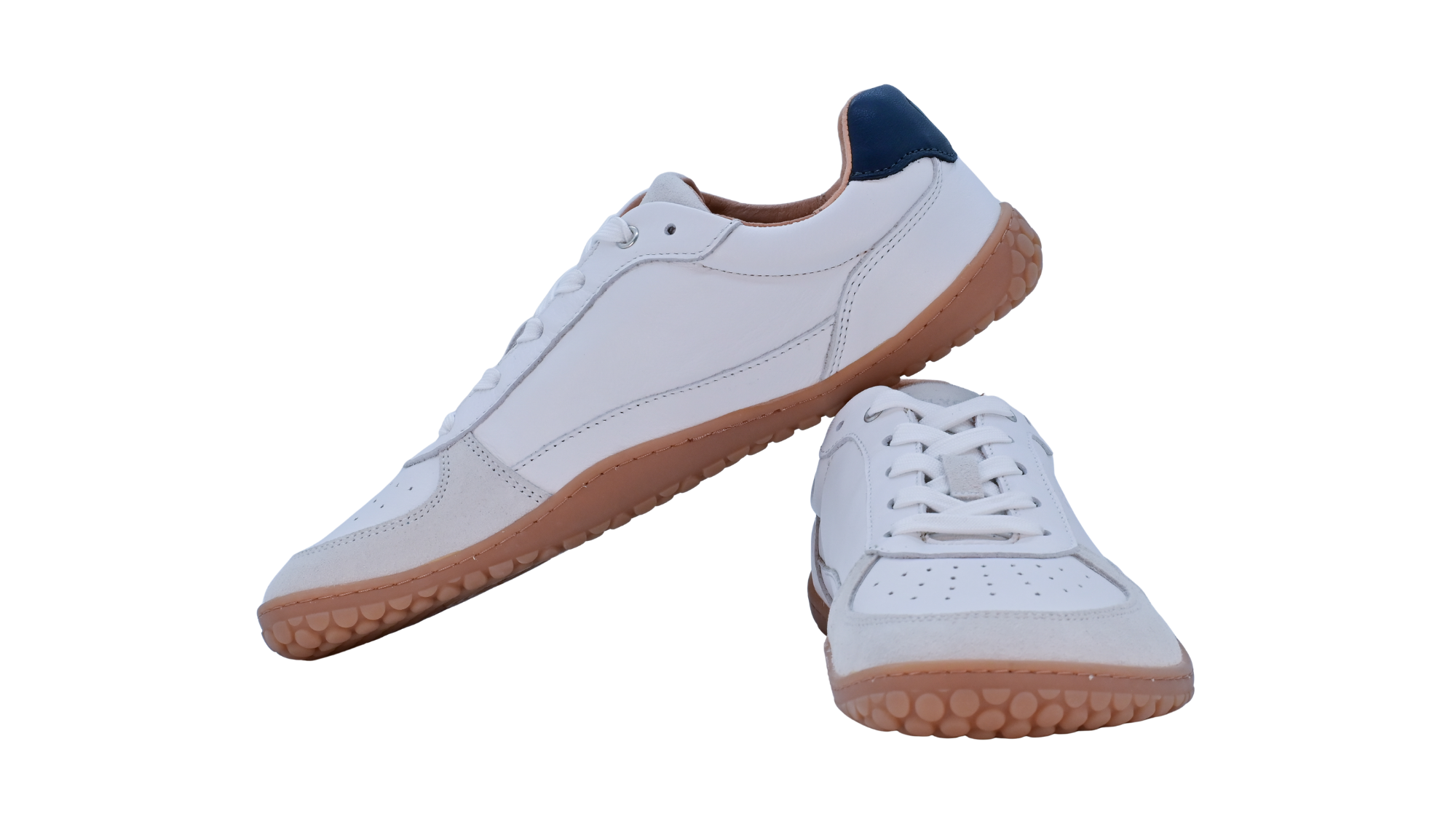 Barfußschuh für Erwachsene, geschlossene Zehenpartie, geschlossener Fersenbereich, Schnürung, Perforation im Zehenbereich, flache Sohle, Seiten- und Vorderansicht, Paar